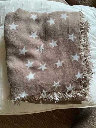 Pañuelo Taupe con Estampado de Estrellas 1m x 150