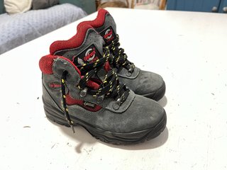 Botas de Montaña Chiruca para Niño. Talla 33.