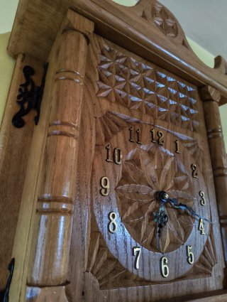 Reloj de Pared de Madera con Péndulo tallado a man