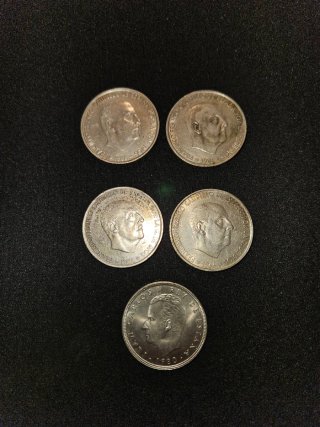Monedas de Franco de 100 pesos y una del rey