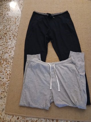Dos pantalones de chándal