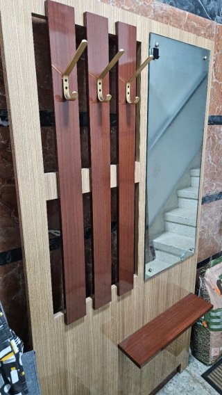 Mueble recibidor de pared con espejo.