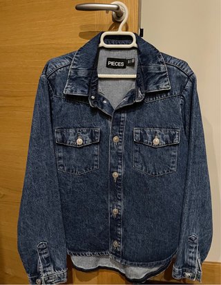 Sobre camisa vaquera Pieces azul Nunca puesta