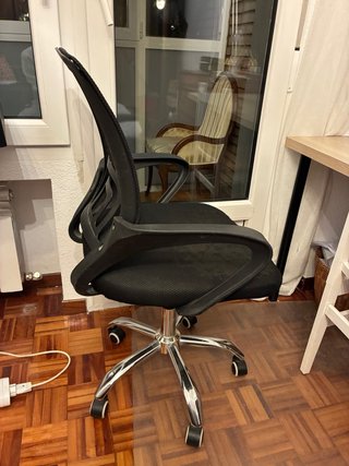 Silla de escritorio negra con ruedas