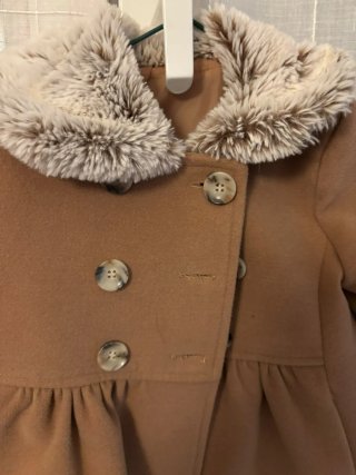 Abrigo de niña beige con cuello de pelo