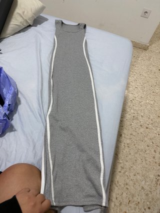 Vestido largo gris con líneas laterales