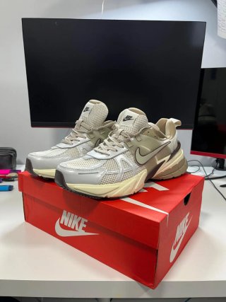 Nike V2K Run Beige Talla 42