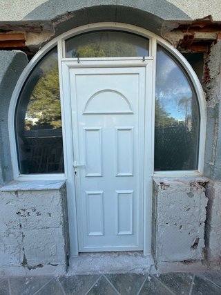 Puerta de Entrada con Fijos Laterales