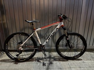 Orbea MTB con tija telescópica y pedales mixtos