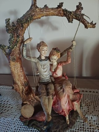 Figura Decorativa Pareja en Columpio