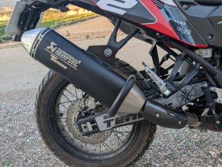 Escape Akrapovič (replica) para Yamaha Ténéré 700.