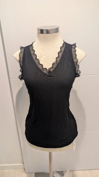 Camiseta de tirantes negra con encaje