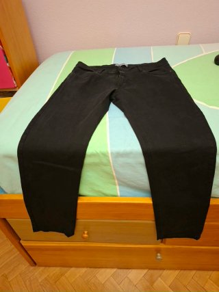 Pantalón vaquero negro