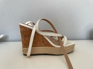 Sandalias de cuña blancas