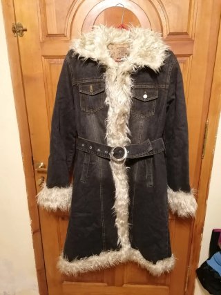Abrigo vaquero con detalles de pelo