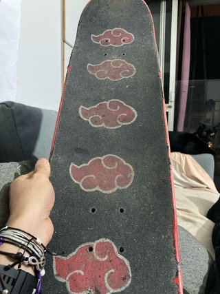 Tabla de Skate 7.8 con diseño de nubes