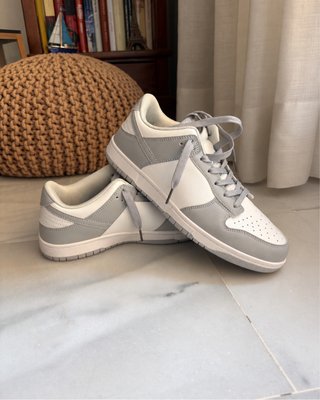 Zapatillas bajas gris y blanco