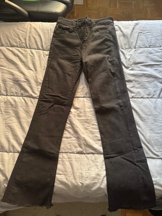 Pantalón vaquero negro de campana