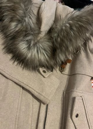 Abrigo Beige con Cuello de Pelo
