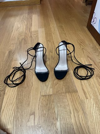 Tacones negros de tiras