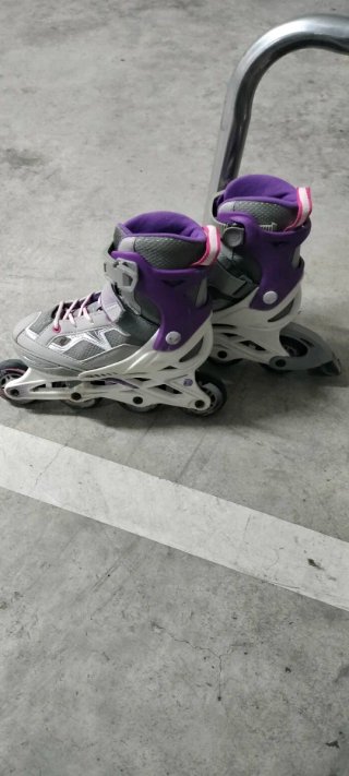 Patines en línea gris y morado