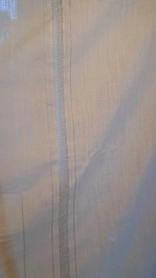 Tenda bianca con dettagli ricamati