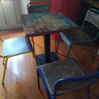 Conjunto de mesas y sillas de estilo industrial