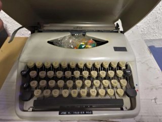 Máquina de escribir vintage Adler Tippa