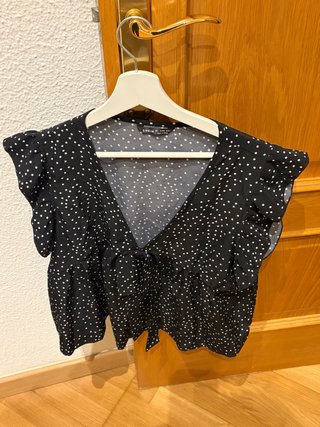Blusa negra con topos blancos