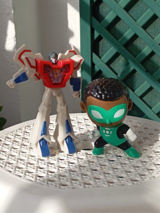 Set de 2 Figuras: Transformers y Green Lantern