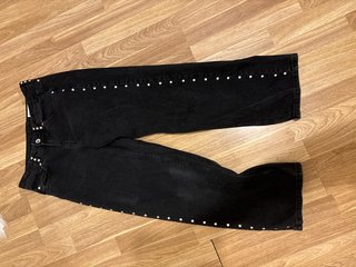 Pantalón Bershka Negro con Estrellas y Tachuelas