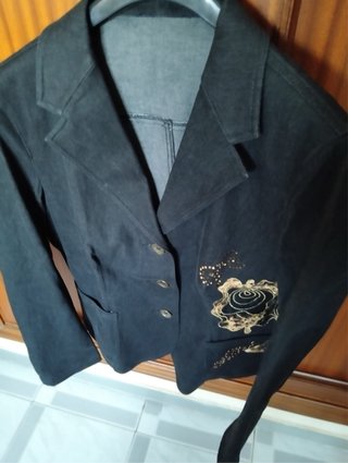 Traje de chaqueta y pantalón negro bordado