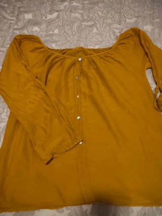 Blusa color Mostaza. Con presillas para cinturón .