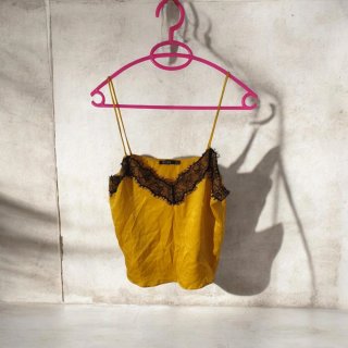 Top lencero satén amarillo Bershka (Talla M)