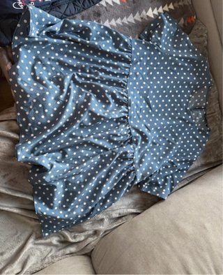 Blusa azul con estampado de lunares