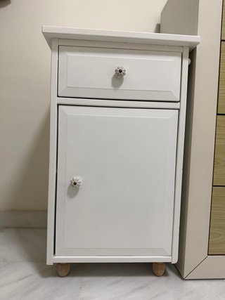 Mueble auxiliar blanco con cajón y puerta