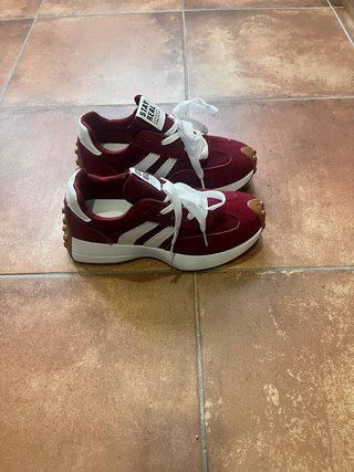 Bambas Rojas con Cordones Blancos