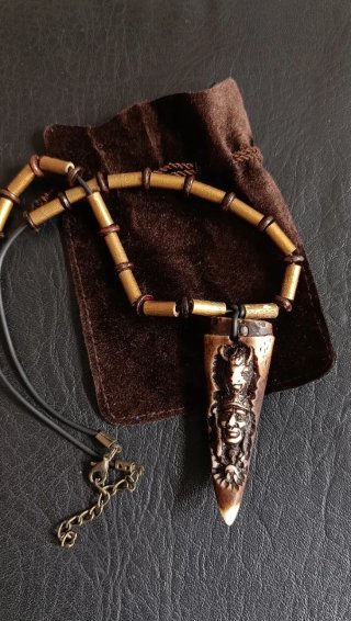 Collar con Colgante Tallado