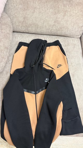 Chándal Nike Tech Negro y Beige