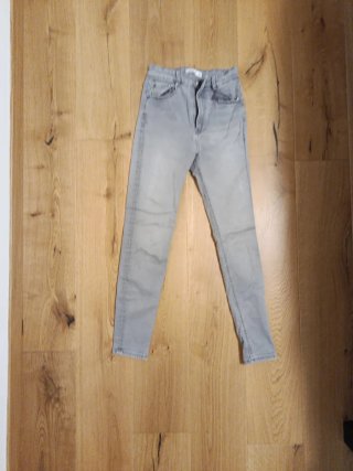 Pantalón vaquero largo ajustado gris de mujer.