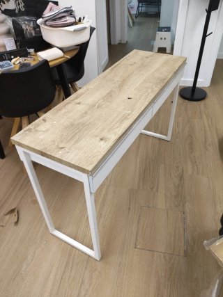 Mesa de maquillaje con estructura metálica