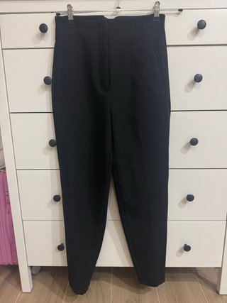 Pantalón de pinzas negro Zara