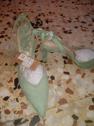 Zapatos de tacón verdes con lazada