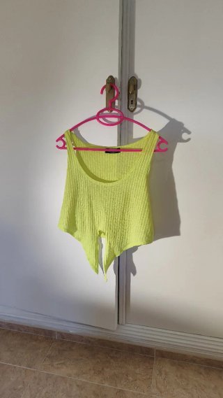 Top amarillo neón calado con nudo (Talla M)