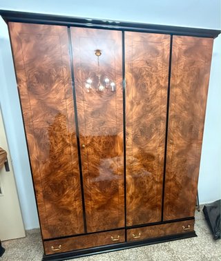 Conjunto dormitorio de Madera con Acabado Clásico.