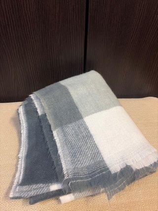 Bufanda de cuadros gris y blanca