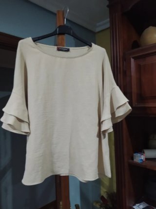 Blusa Beige con Volantes en Mangas