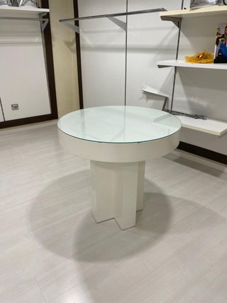 Mesa Redonda Blanca con Sobre de Cristal