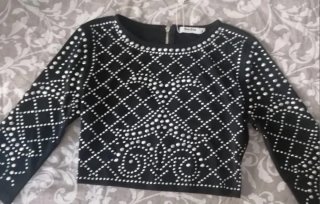 Top negro elástico con tachuelas