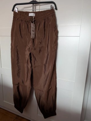 Pantalón Jogger Efecto Brillo Marrón